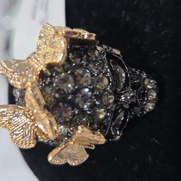 🦋🔹️Betsey Johnson🔹️ Black and Gold Butterfly Skull Cocktail Ring Size 7.5 - Picture 3 of 5